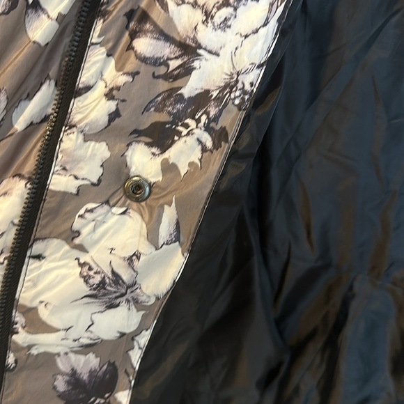 Victoria’s Secret gray/white/black flowered faux fur hooded puffer coat size XS - Picture 4 of 5